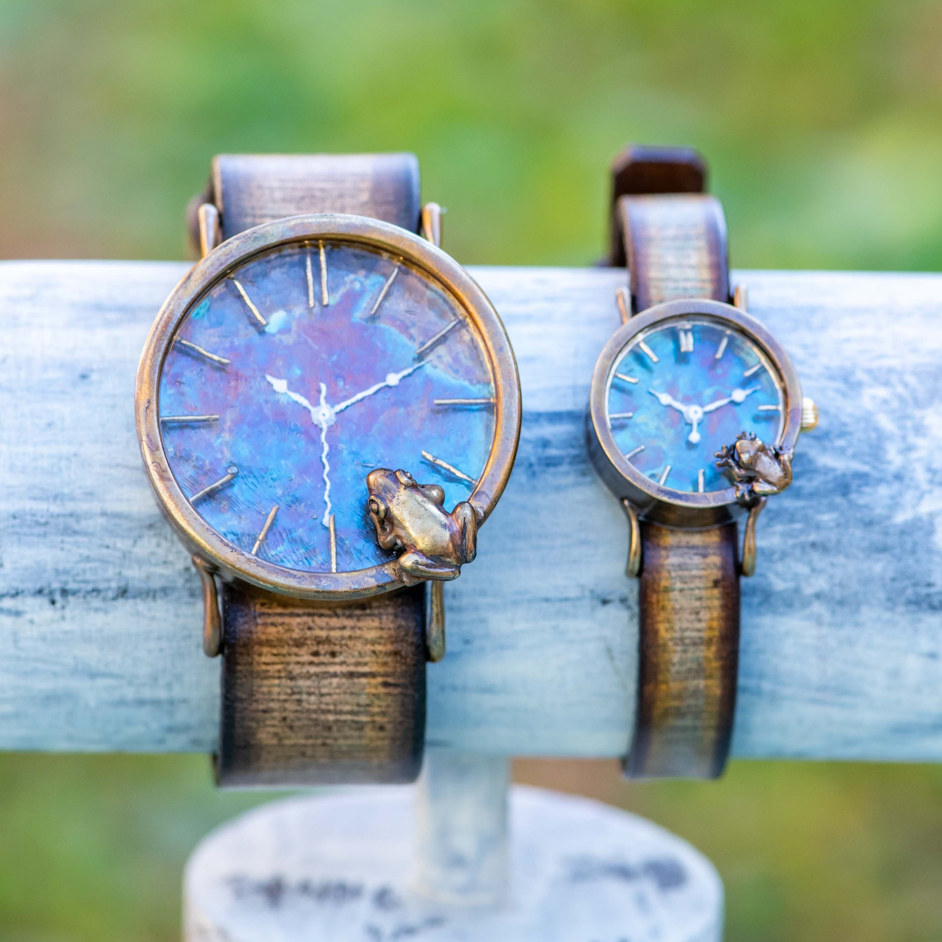 朝日に輝く水面を見つめる蛙腕時計LとS | カエルの時計屋さん