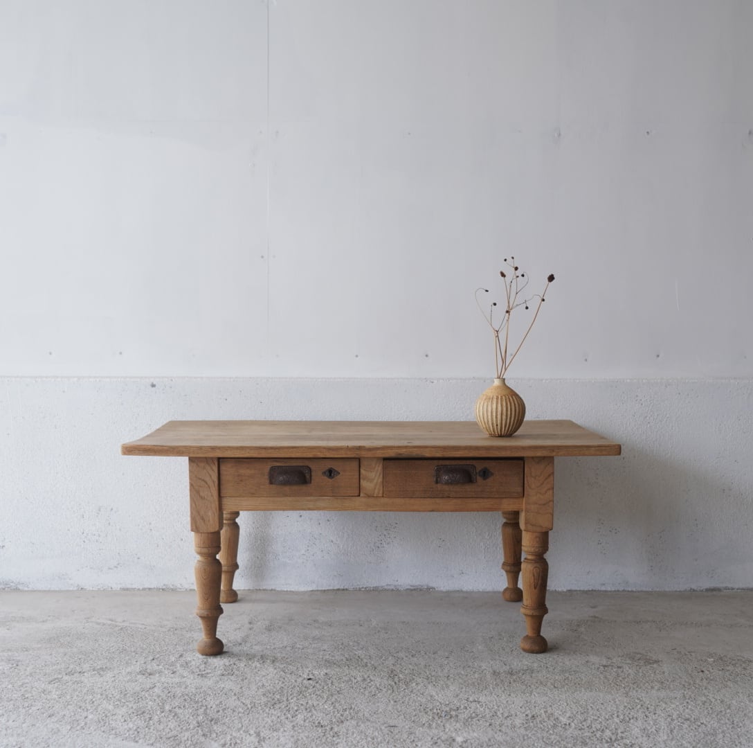 ろくろ脚のコーヒーテーブル