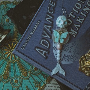 人魚の遺骨と蝶