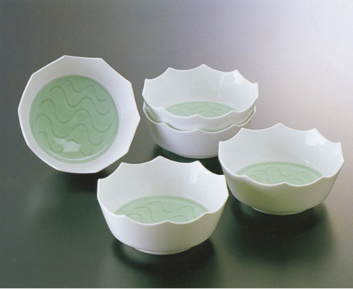 井上萬二 青白磁　飾皿 井上 萬二 作『青白磁花文皿』 買取価格相場｜骨董品買取 緑和堂