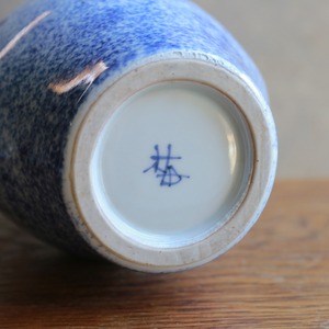 仲良しシカの親子が歩く、陶器のフラワベース