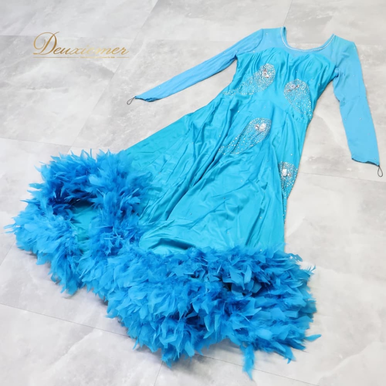 社交ダンス 衣装 スタンダードドレス ワンピース ドレス ブルー系 青 水色 ファー 羽 デモ 競技 発表会 パーティ 伸縮 ダンスドレス エレガント 長袖 軽やか ダンス衣装 イベント 舞台衣装 衣装用ドレス コスチューム レディース