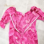 フラダンス 衣装 ワンピース ドレス ピンク系 アロハエミカ 日本製 Aloha Emika モンステラ柄 プルメリア柄 ハワイアンプリント アロハ フラ ダンス レッスン 練習 フリル 華やか 鮮やか かわいい おしゃれ 上品 明るい 大人 レッスン着 練習着 フラダンス衣装 アロハ ワンピース レディース ハワイ風 大人可愛い リゾート カジュアル レディースファッション エレガント スタイリッシュ