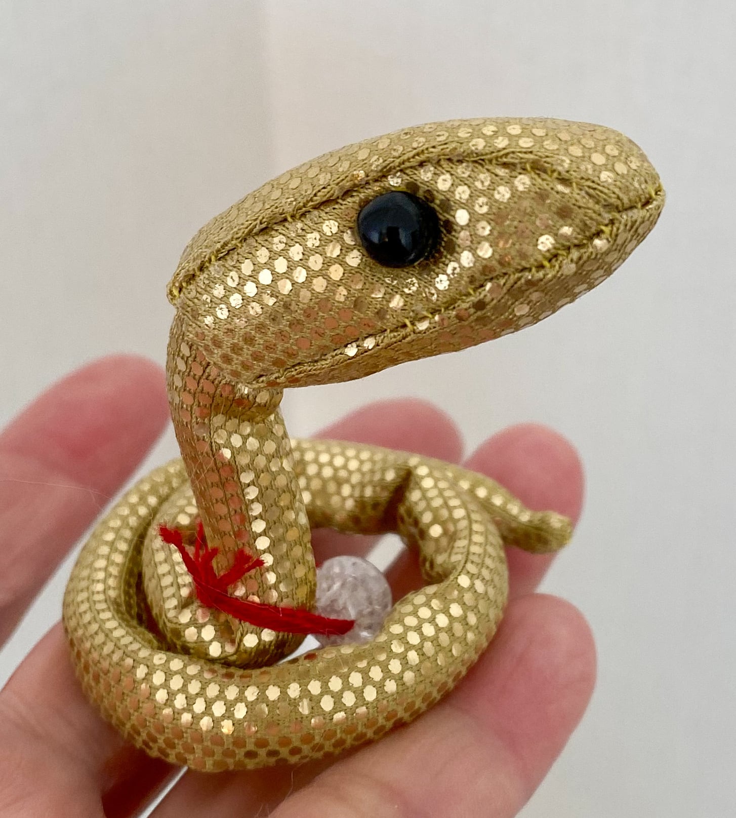 金の蛇の小さいぬいぐるみ