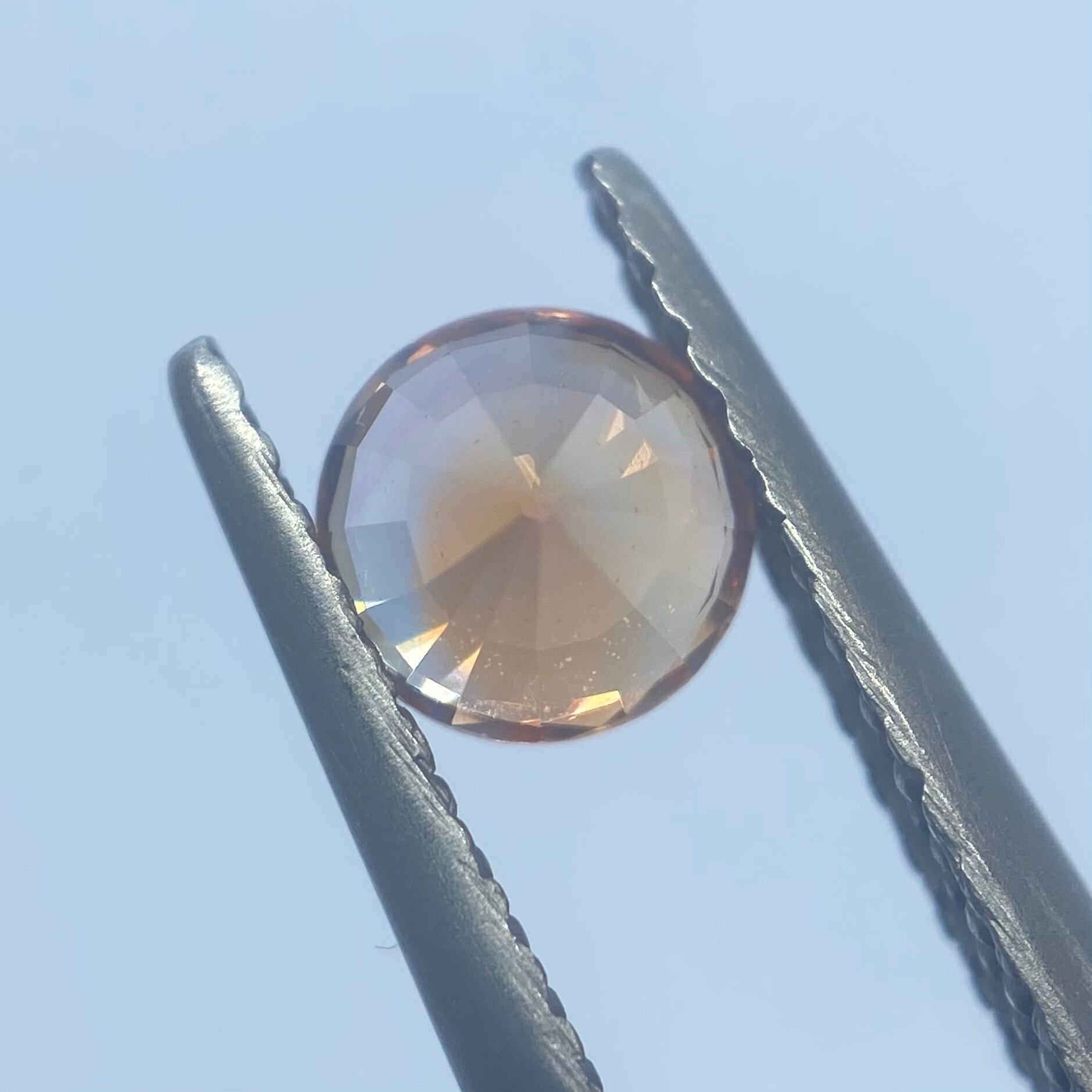 輝き、色味の素晴らしいオレンジブルーのサファイア