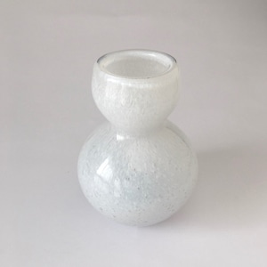 白いガラスのフラワーベース｜White Glass Flower Vase