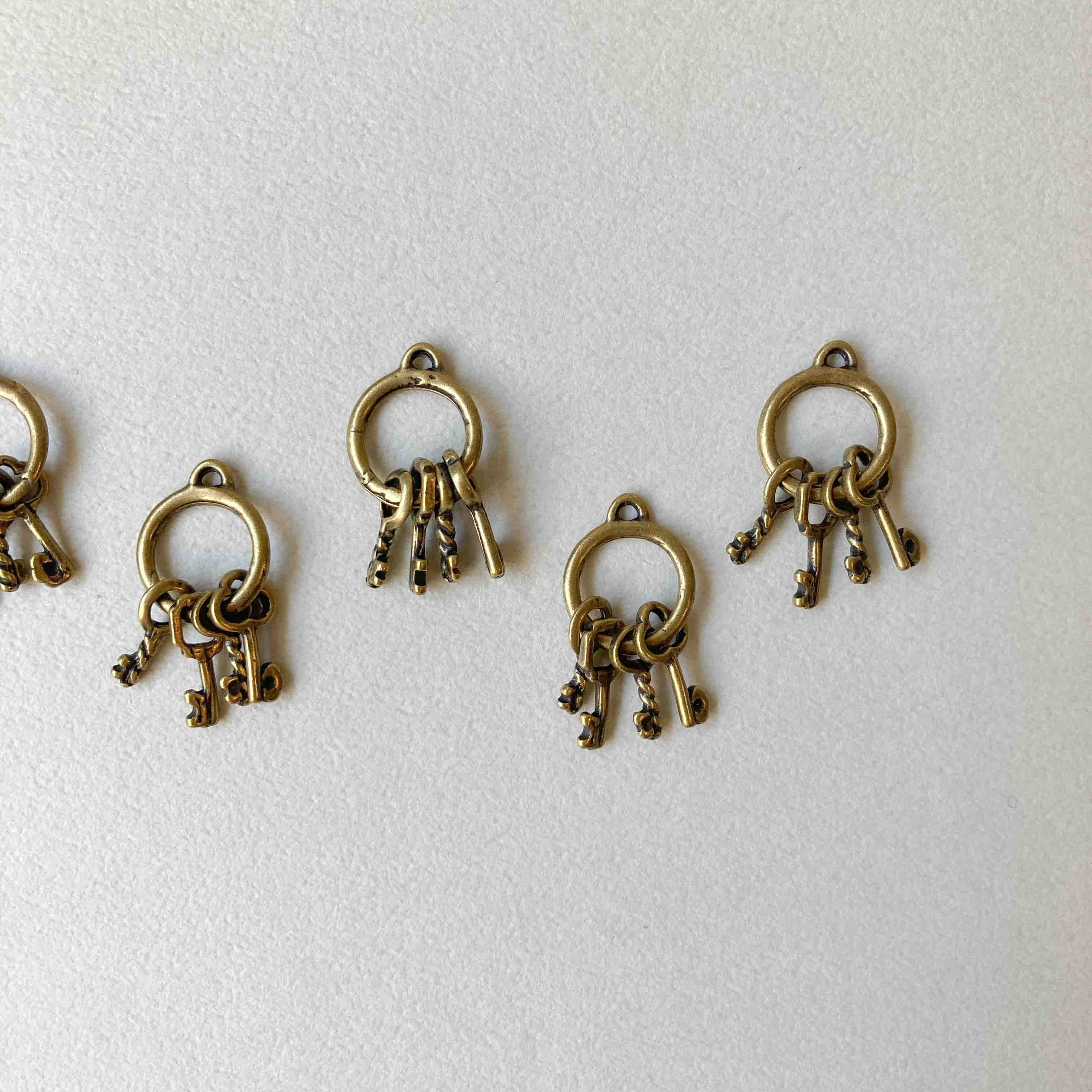 アンティーク風 じゃらっとまとめられた鍵チャーム