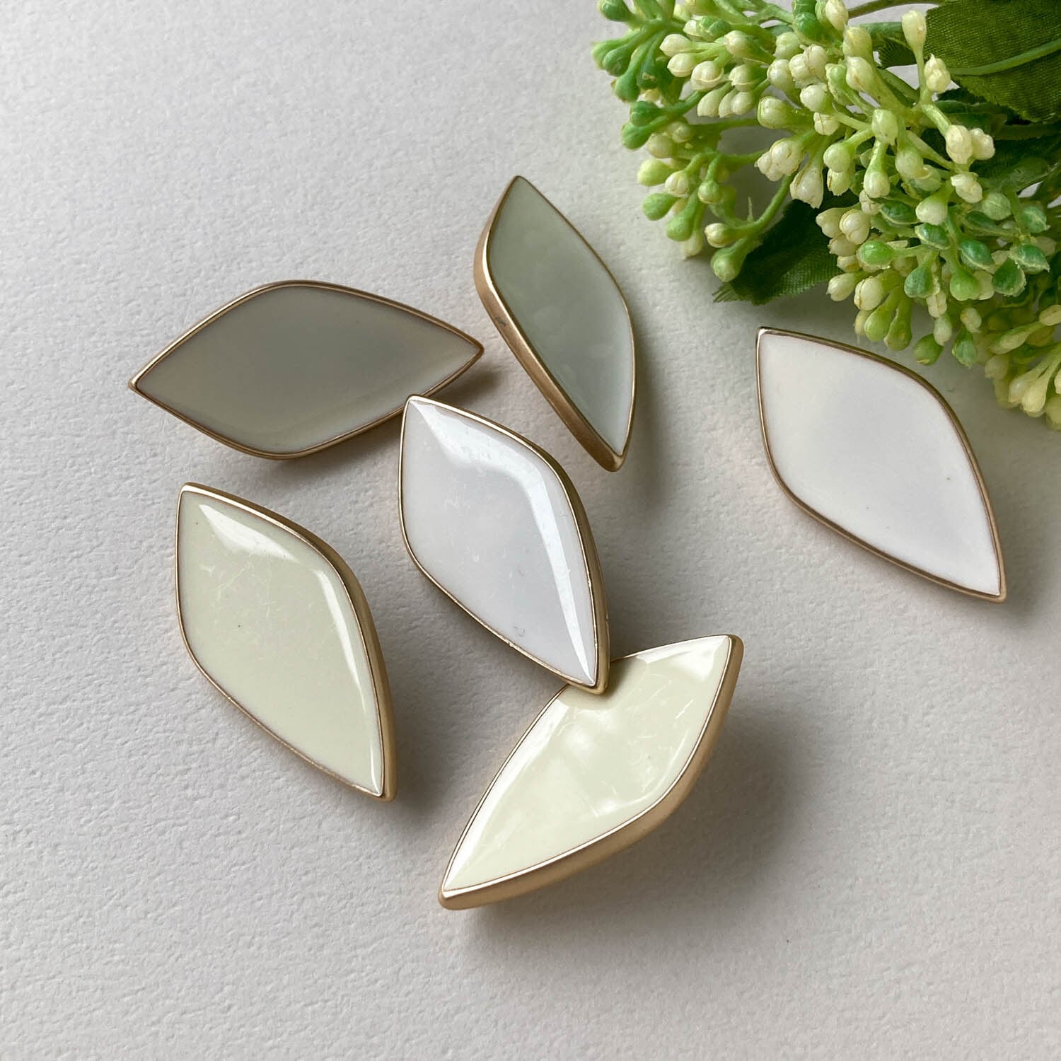 新色追加〉リーフ型メタルボタン（36mm） | Dua-アクセサリーパーツ