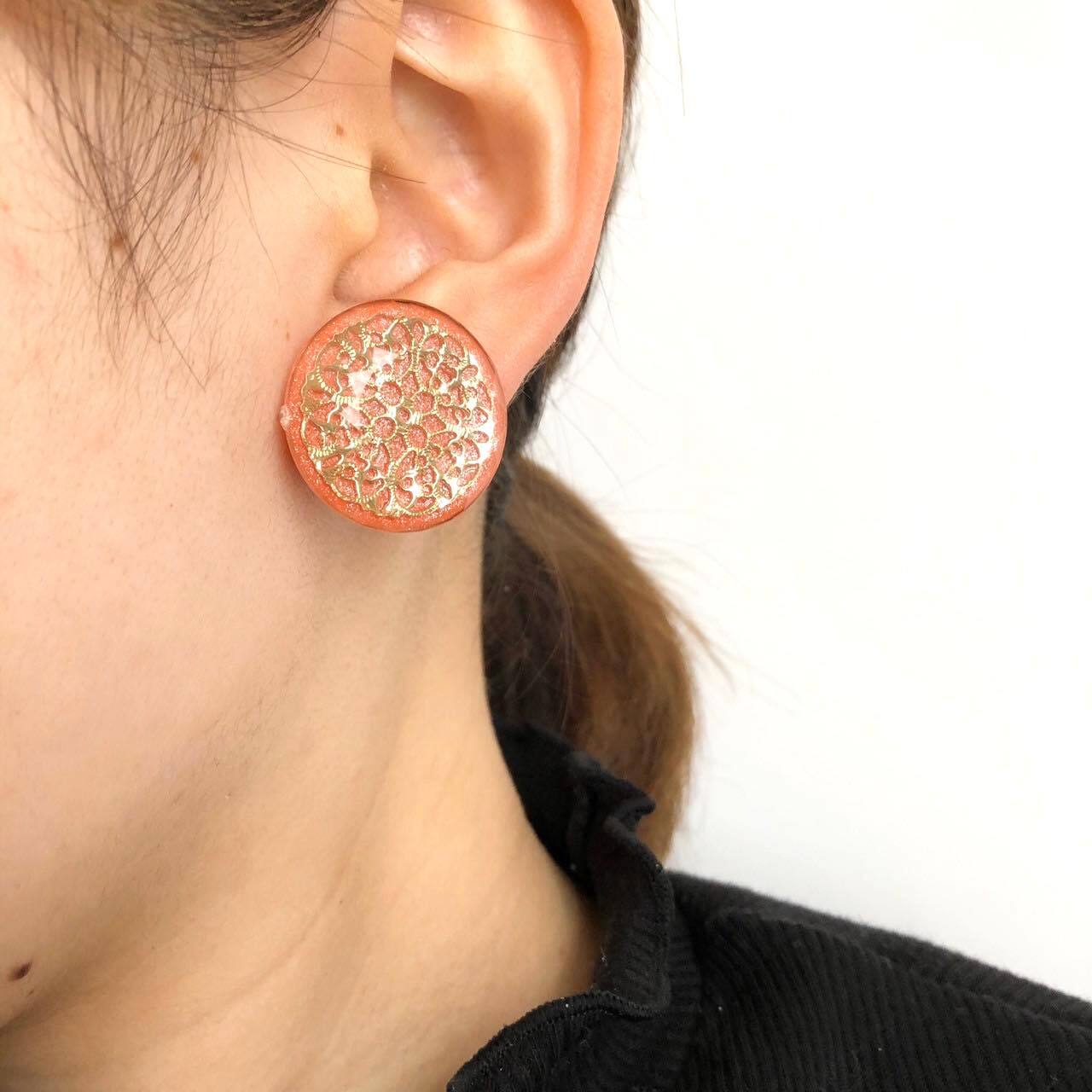 透かしパーツ入りカボションの〈ピアス/イヤリング〉 | Dua