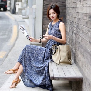 ワンピース レディース 送料無料 ロングドレス マキシワンピ ロング丈 マキシ丈 ラウンドネック 丸首 ノースリーブ 花柄 小花柄 涼しい 夏 夏服 薄手 Aラインフレア フレアワンピース ハイウエスト 切り替え  エンパイヤライン 10代 20代 30代 40代 かわいい カジュアル 上品 大人 お洒落 おしゃれ 大人女子 こなれ感 抜け感 爽やか 大きいサイズ ビッグサイズ 大きめ ゆったり 楽ちん ゆる 普段使い 重ね着 ファッション コーデ 体型カバー 美脚 脚長 定番 トレンド 流行 リラックス