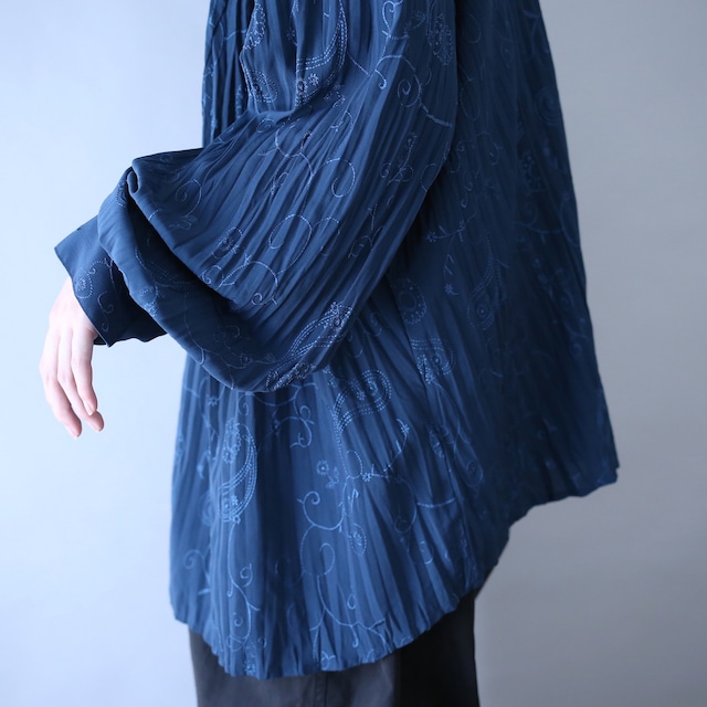 "刺繍" 蔦×花 motif pattern pleats design over wide silhouette shirt