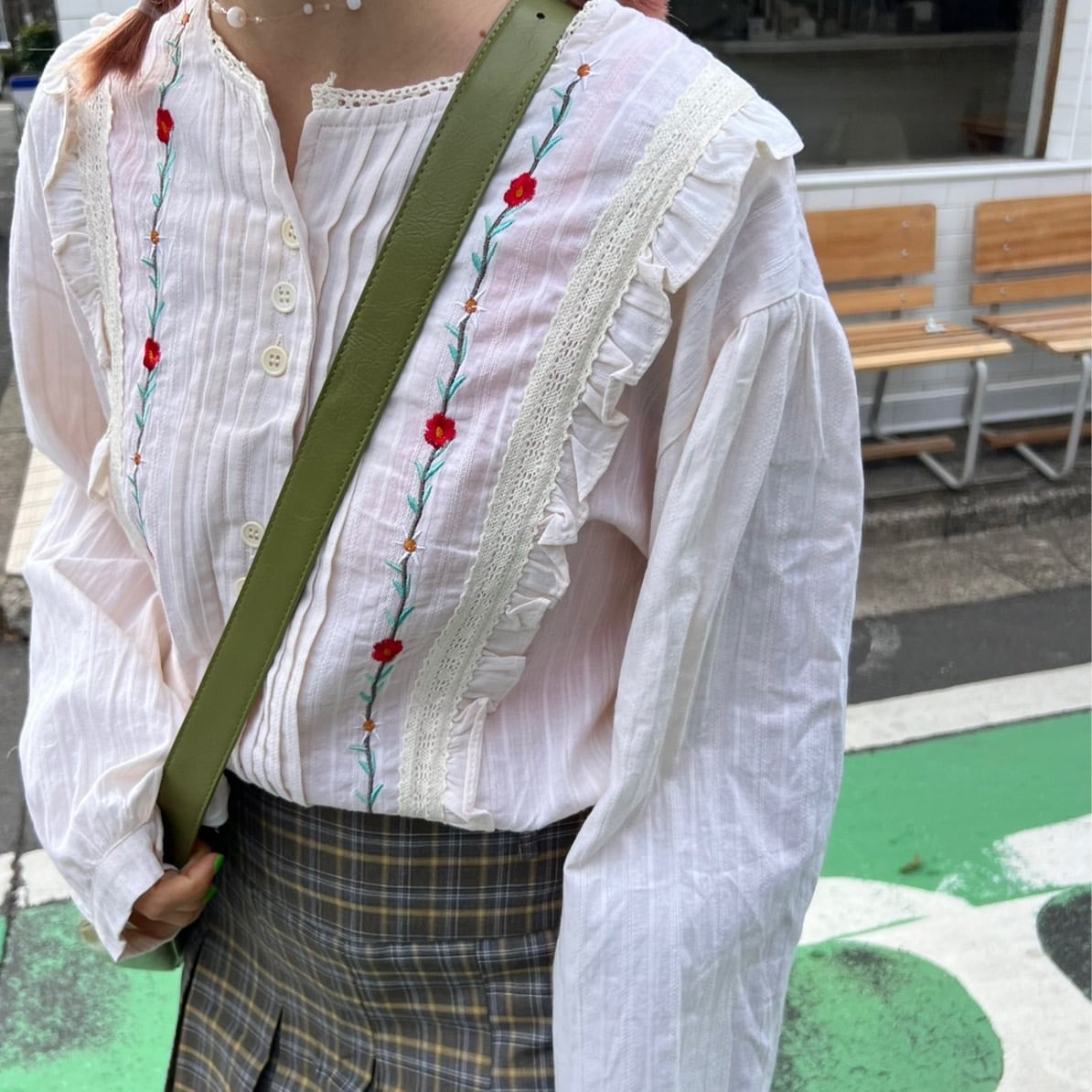 デザインボタンフラワーステッチノーカラーブラウス_LN02288