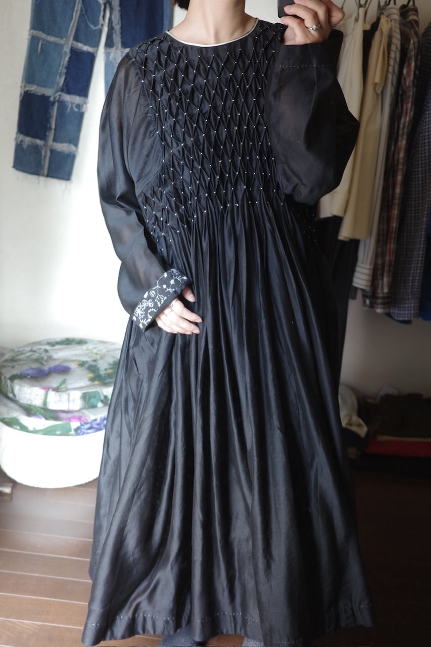 受注】AHMEV Snowdrop Smocking Dress + Slip BLACK | physis (ピュシス)