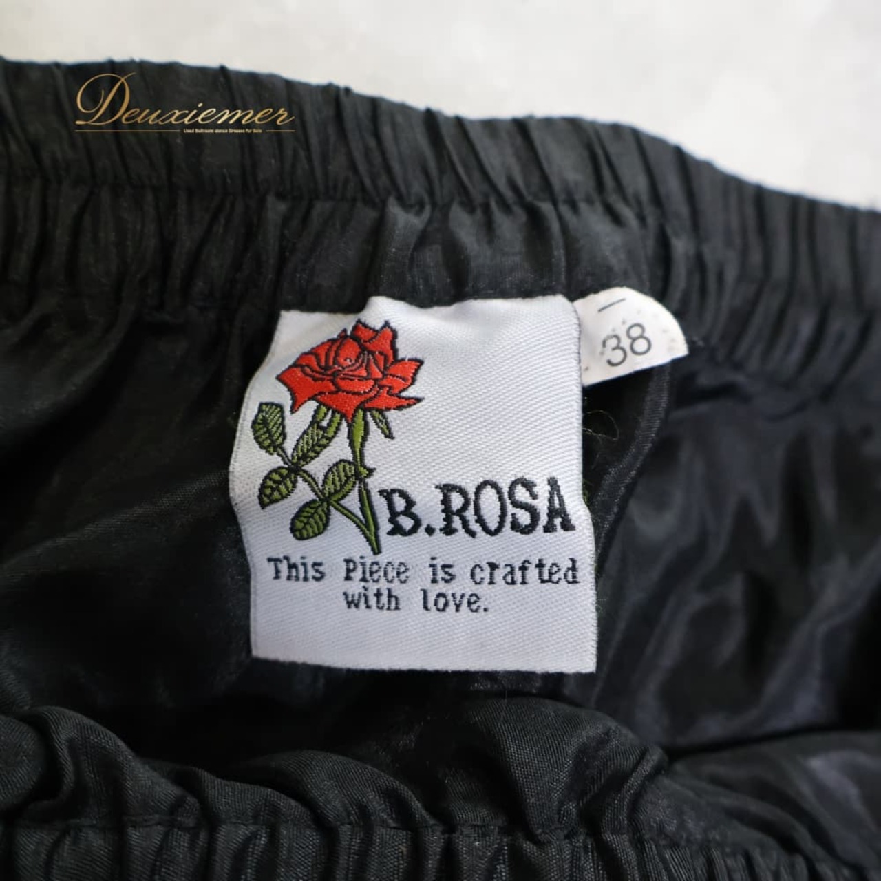 ベリーダンス 衣装 BANU ROSA バーヌローサ ジプシースカート 25ヤード ジプシースタイル ブラック系 無地 シンプル 黒 白 ティアード ボリューム 光沢 華やか かわいい ダンス衣装 イベント ステージ 練習 レッスン ホワイト系
