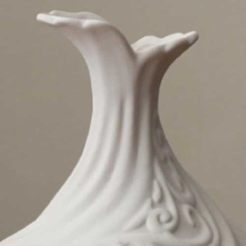 唐草模様花瓶 和風花瓶 白い花瓶 セラミック花瓶 伝統模様花瓶 アート花瓶 デザイン花瓶 インテリア花瓶 おしゃれ花瓶 陶器花瓶 エレガント花瓶 クラシック花瓶