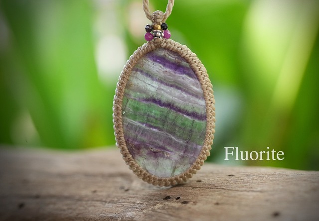 ３色の彩りと虹★フローライト  マクラメネックレス1906