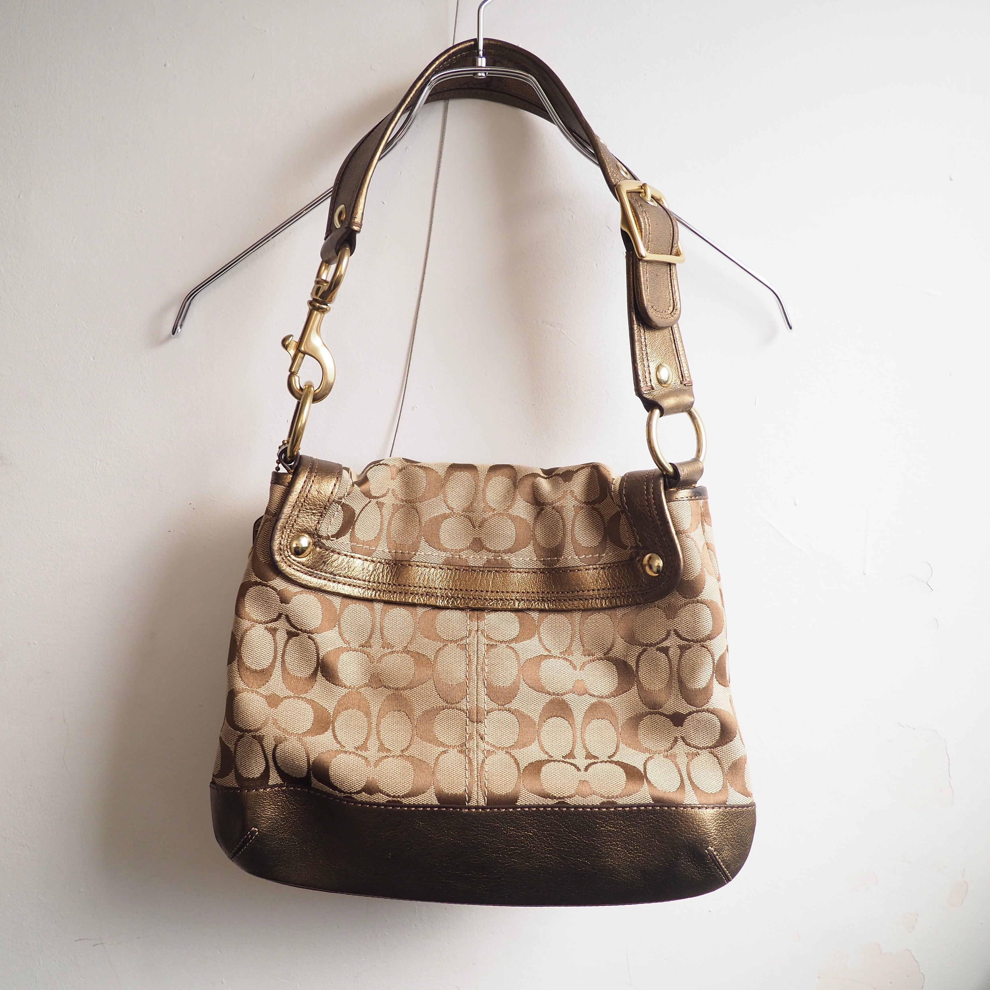 ” Coach ” Gold paint coating × signature textile Hand Bag