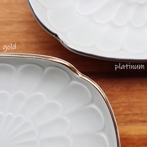 有田焼　渕金白マット釉花彫　木甲焼皿 33-050