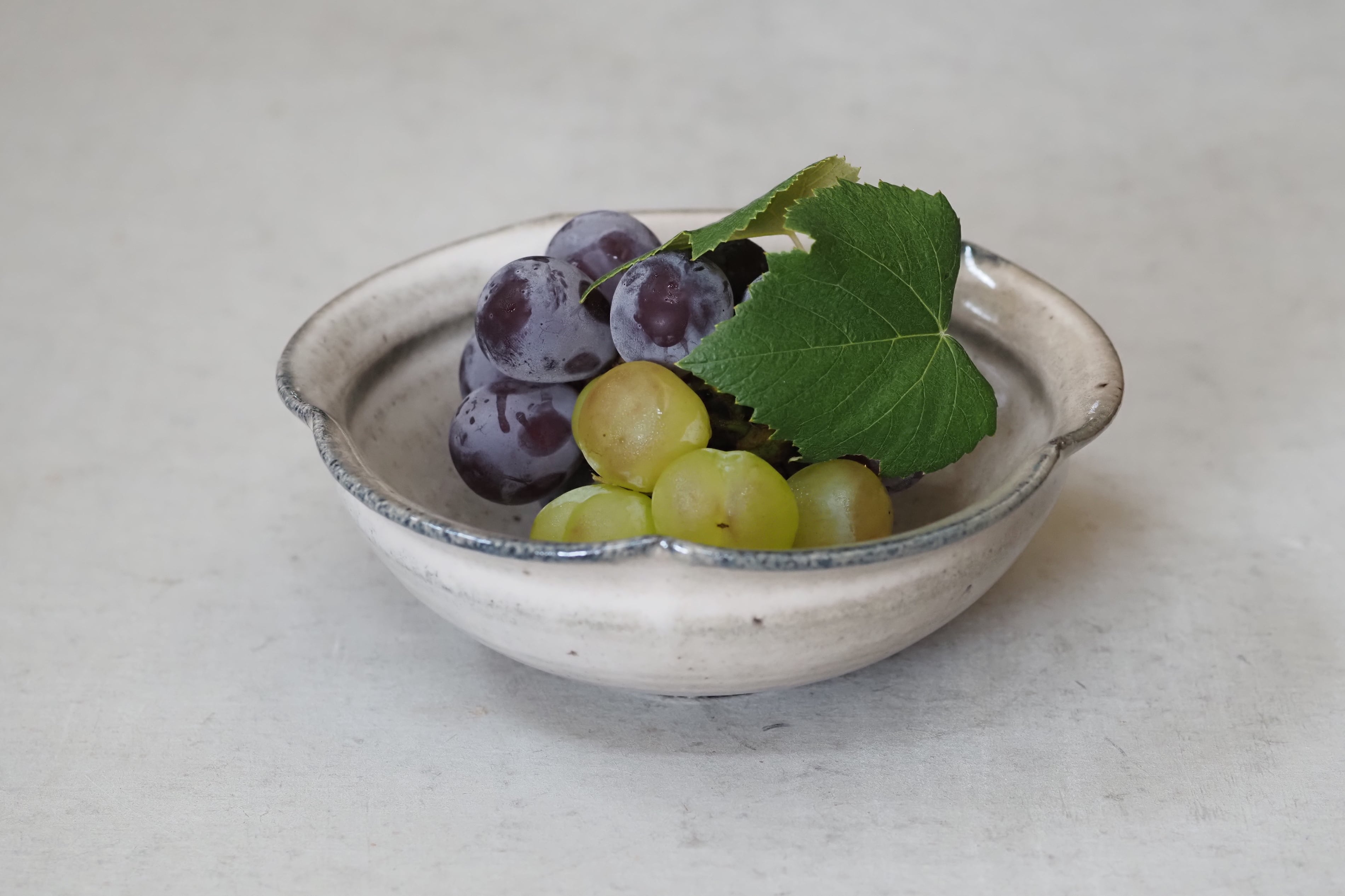 余宮隆さんの鉢 余宮隆 73.白濁釉梅型6寸鉢 | 陶屋なづな