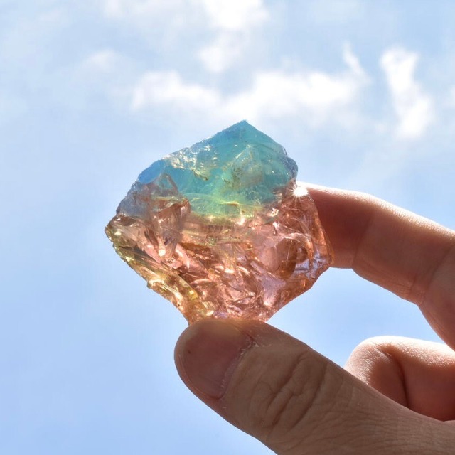 〈虹がいっぱい〉《 オパレッセントブルー & ピンクイエロー 》 シエラネバダ産アンダラクリスタル原石