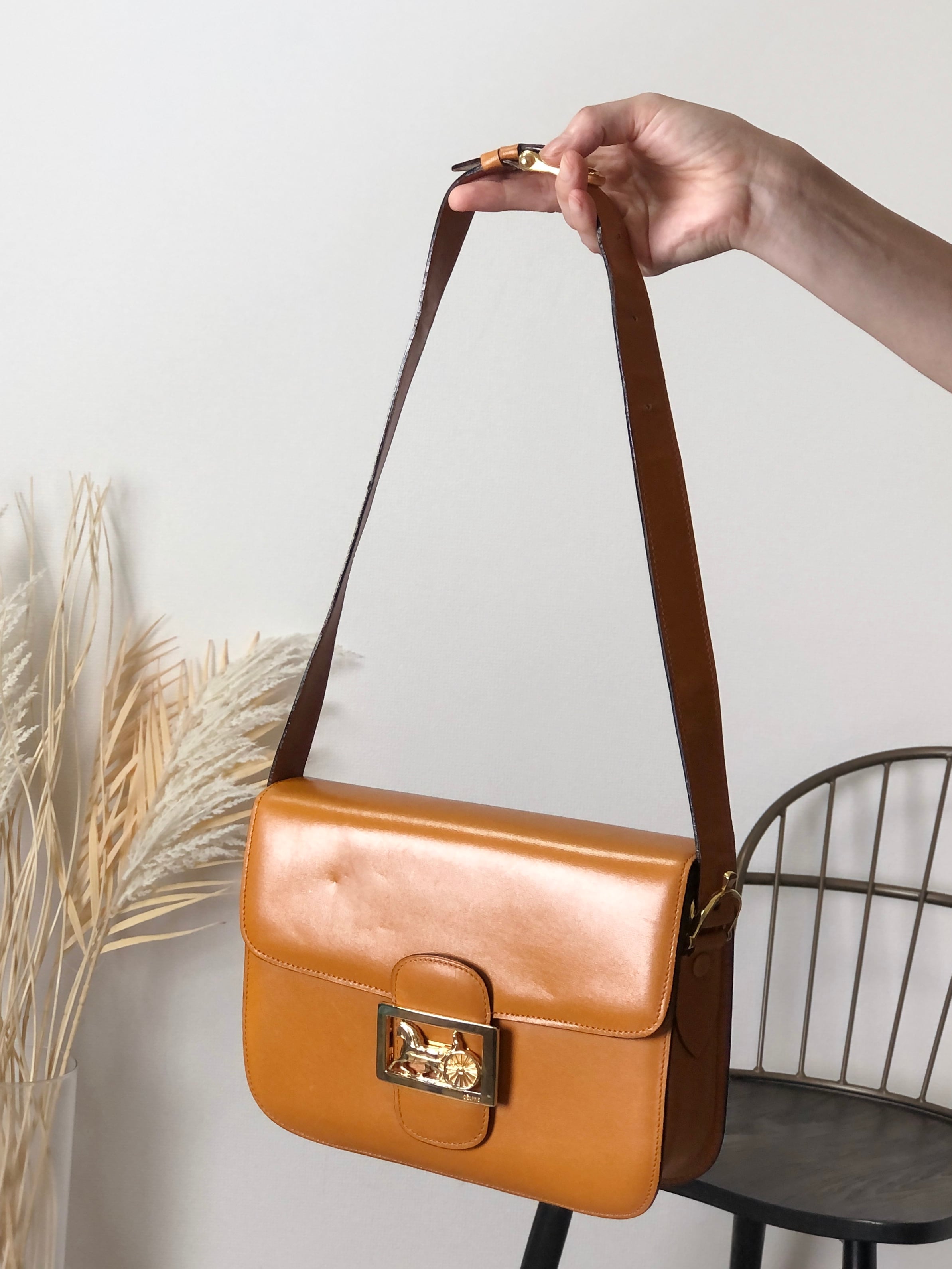 セリーヌ　トライフォールド　CELINE 本革　キャメル CELINE セリーヌ ショルダーバッグ キャメル 馬車 ホースキャリッジ