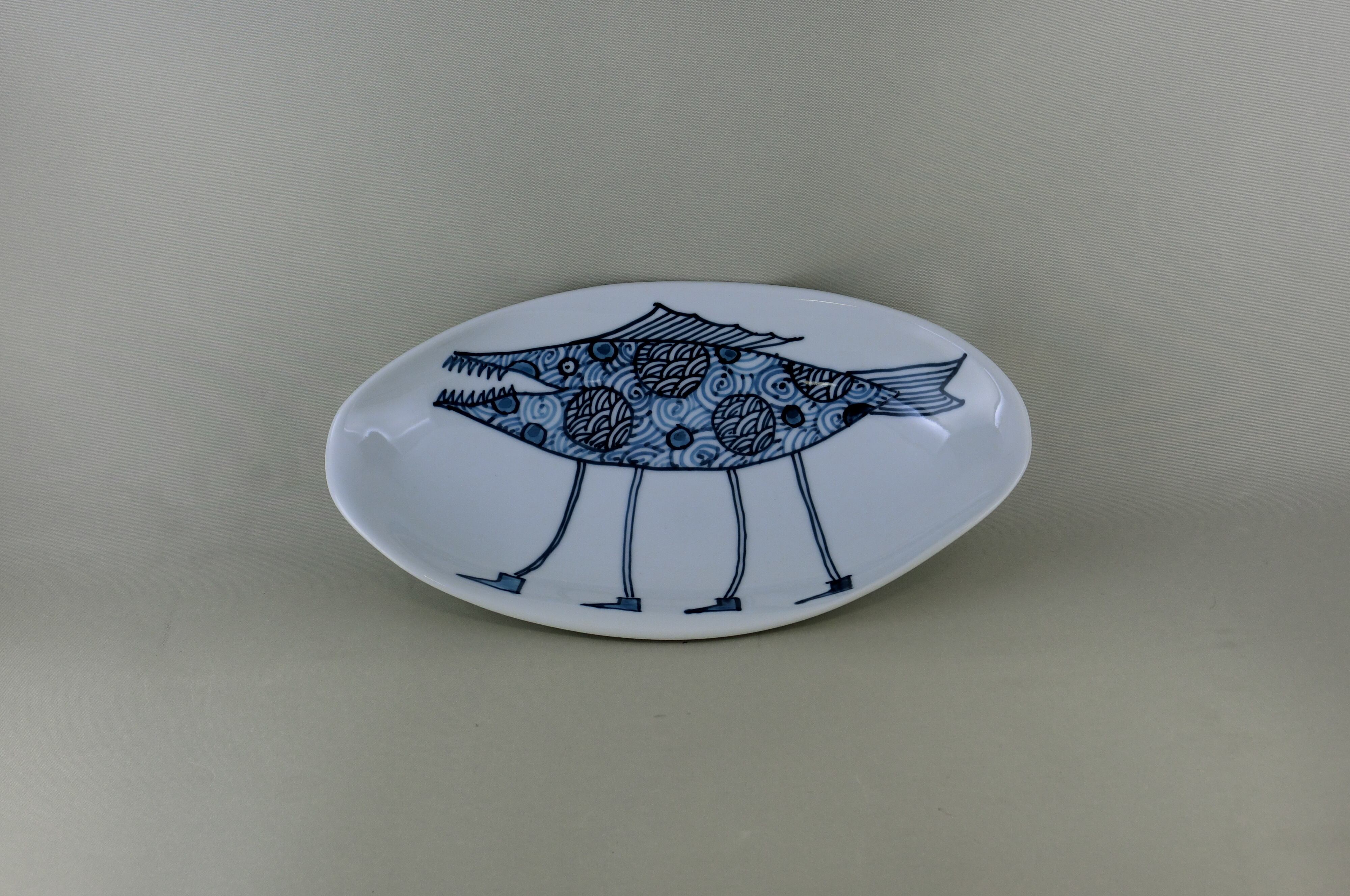 変魚シリーズ　楕円皿　（青）足有り