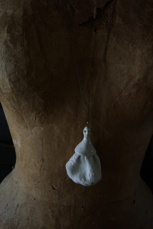 「Pörtrait」#5  OPERA LENGTH NECKLACE OF TWO WHITE GLAZED HARF PORCELAIN WITH OLD CLOTH. 布と陶磁器のオペラレングス・ネックレス