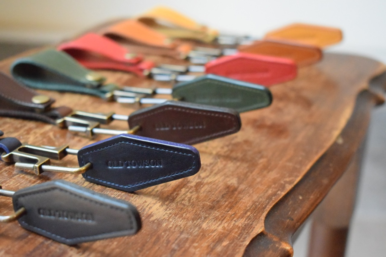 レザーキーホルダー【 MOTEL 】（アンティークゴールド）