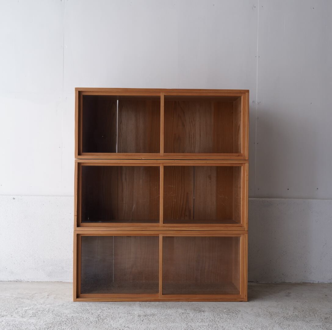 古い3段のガラス戸棚