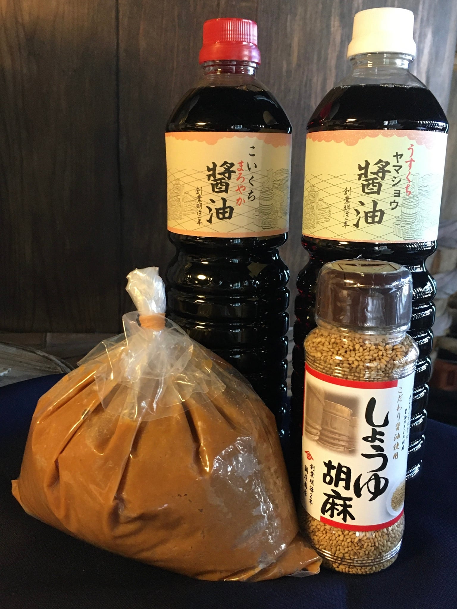 鍋庄商店　まろやか醤油1.8ℓ3本・味噌500g 送料込み