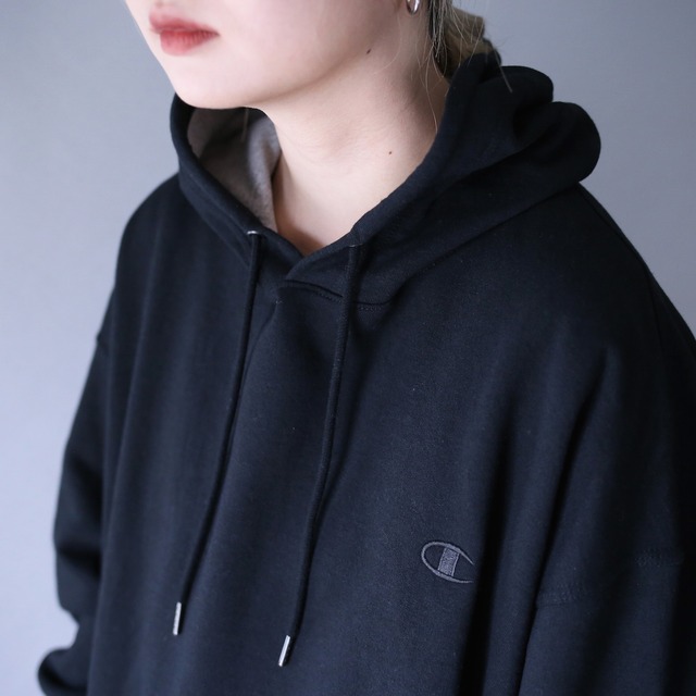 "Champion" black color super over silhouette sweat parka