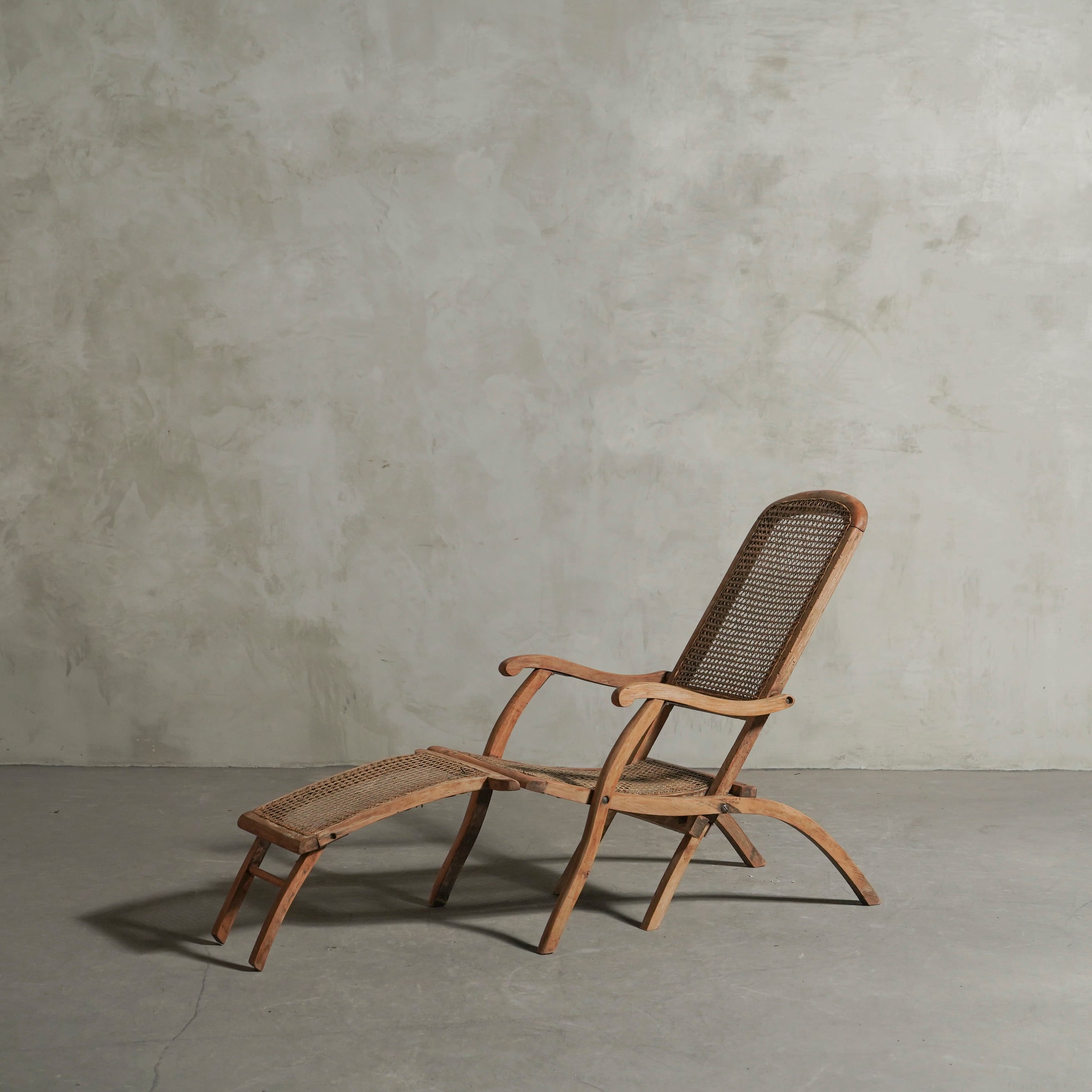 チェア/デッキチェア/フォールディングチェア/折り畳みチェア/ローチェア/ラタン素材/撮影アイテム/空間装飾