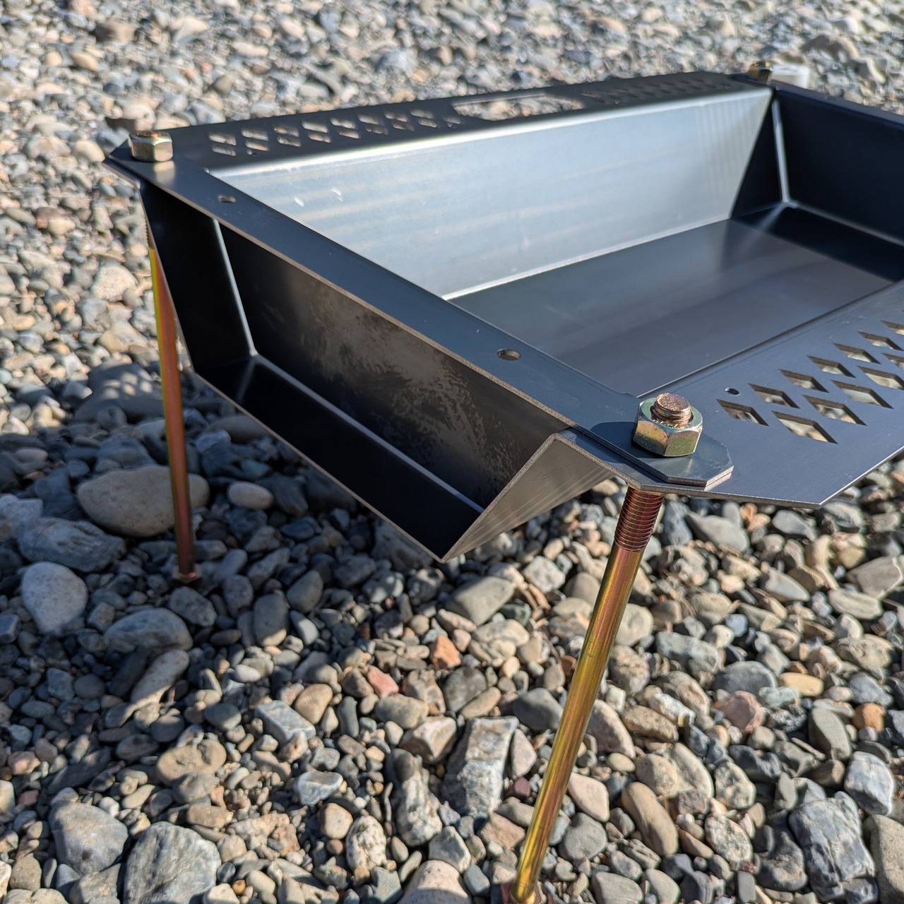 【ちょっとサビ有OUTLET】魚の串焼きができちゃう体験型焚き火台「野良グリル」キャンプ場常設・イベントにも　黒皮鉄　日本製 - 9