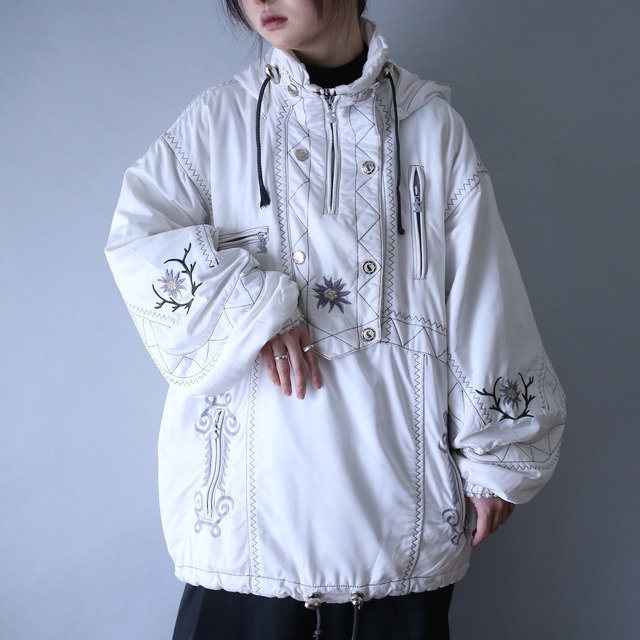 "花×刺繍" gizagiza stitch work and multi pocket gimmick design double half-zip pullover with hood