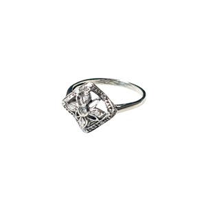 vintage 9ct white gold flower ring set with Diamond