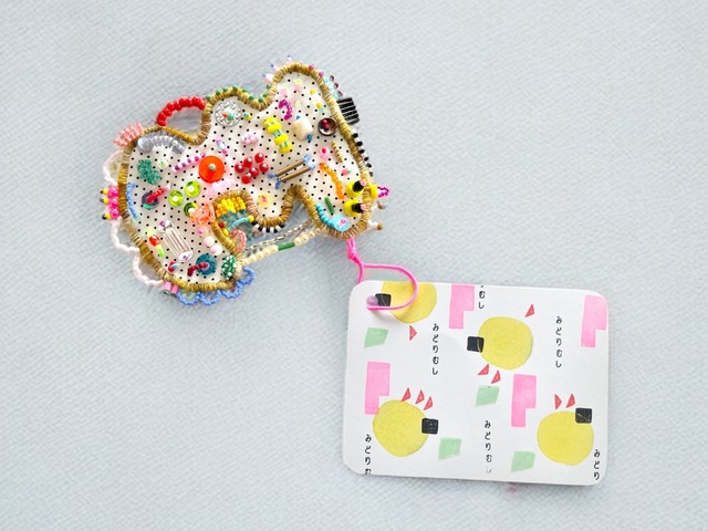 緑虫　ドリームドット　ブローチ