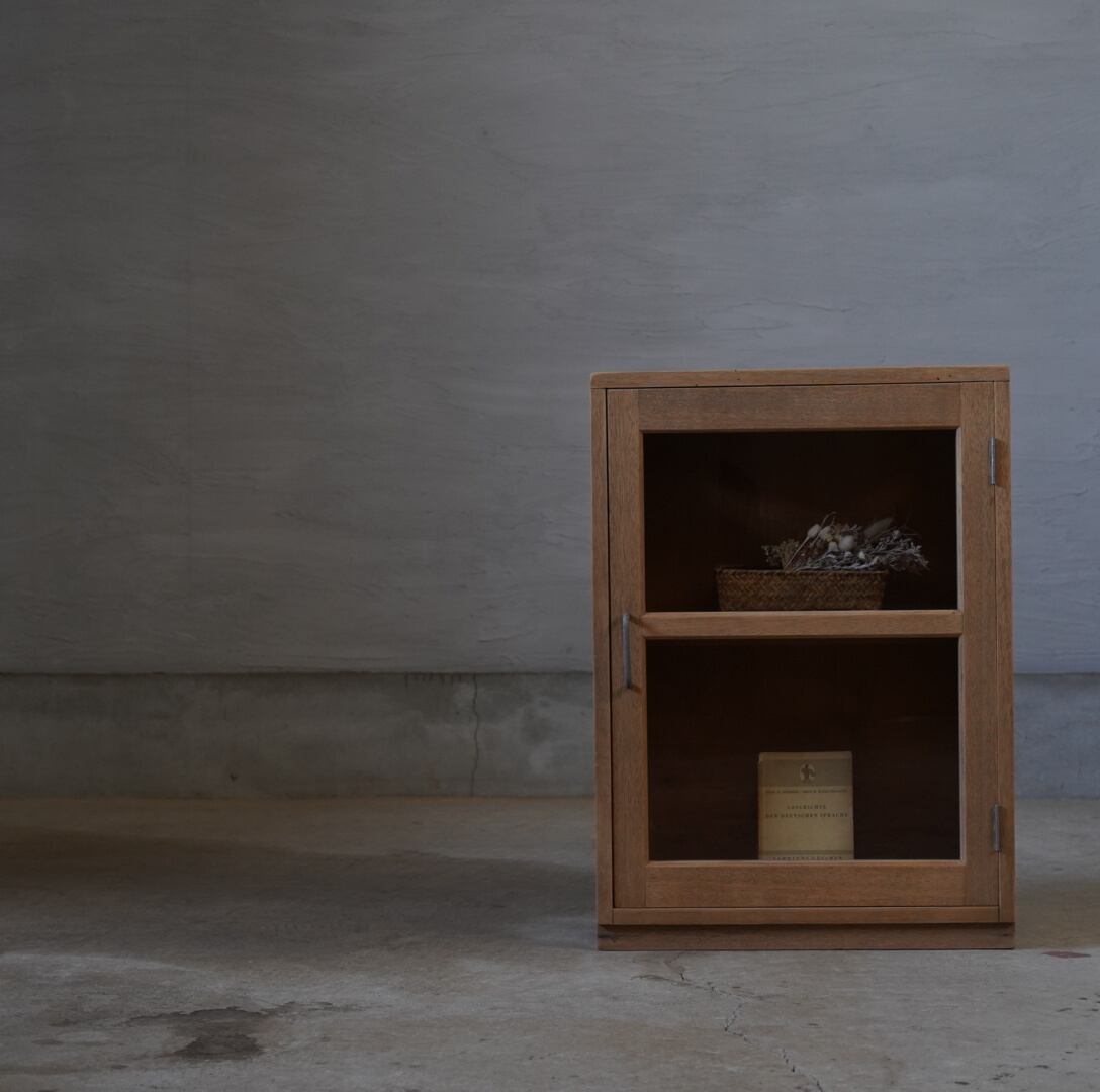 古いガラス戸棚