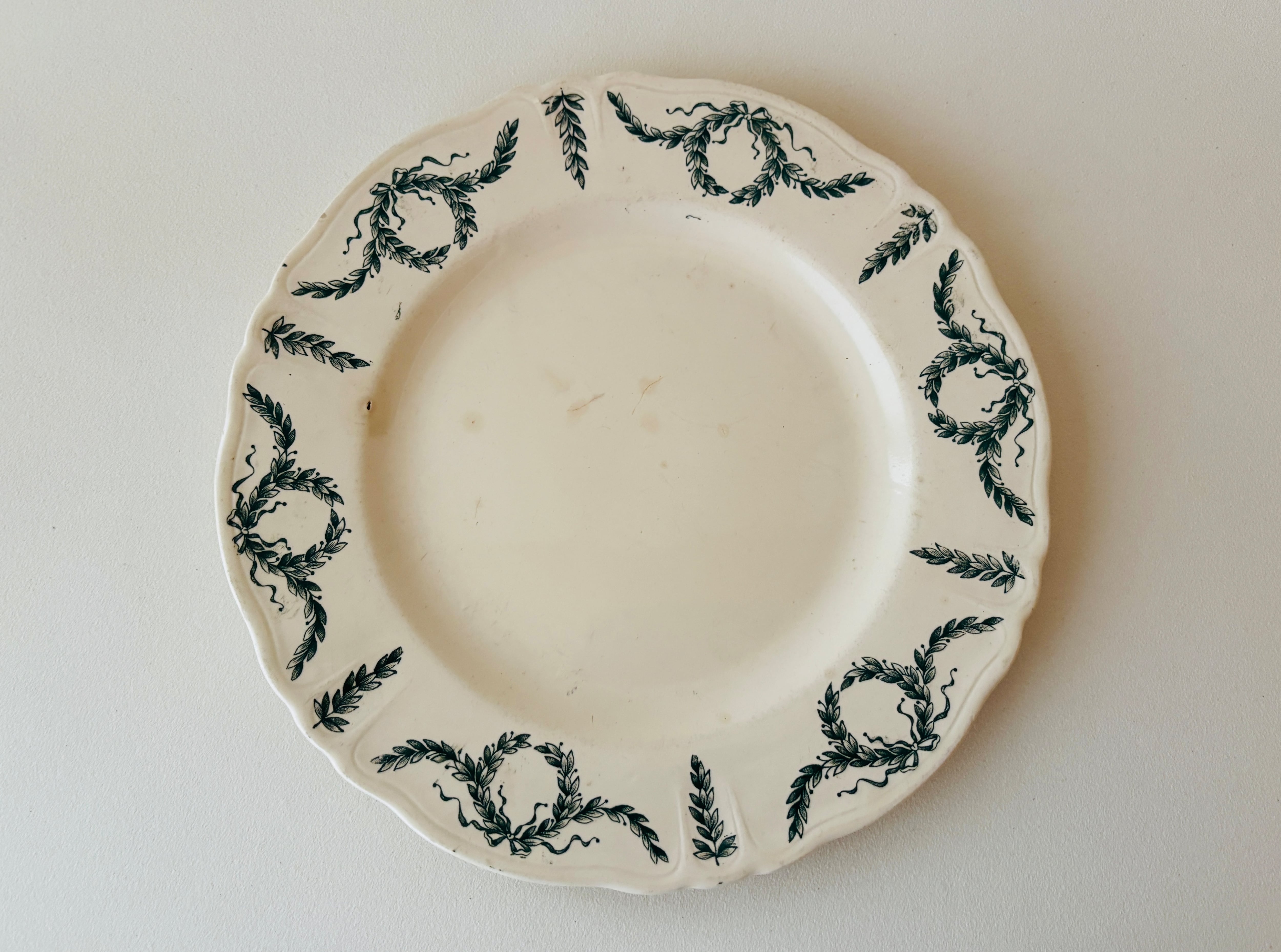 Longchamp(ロンシャン) ディナープレート 花リム フランスアンティーク皿 グリーンのリボンとリース