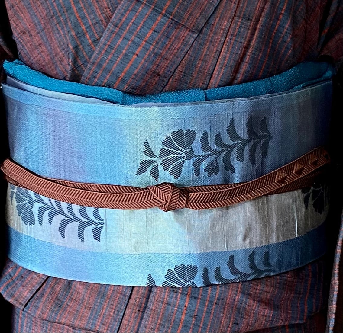 深い青の紬の帯〉未使用に近い 名古屋帯 縞 草花模様 織り出し | 和