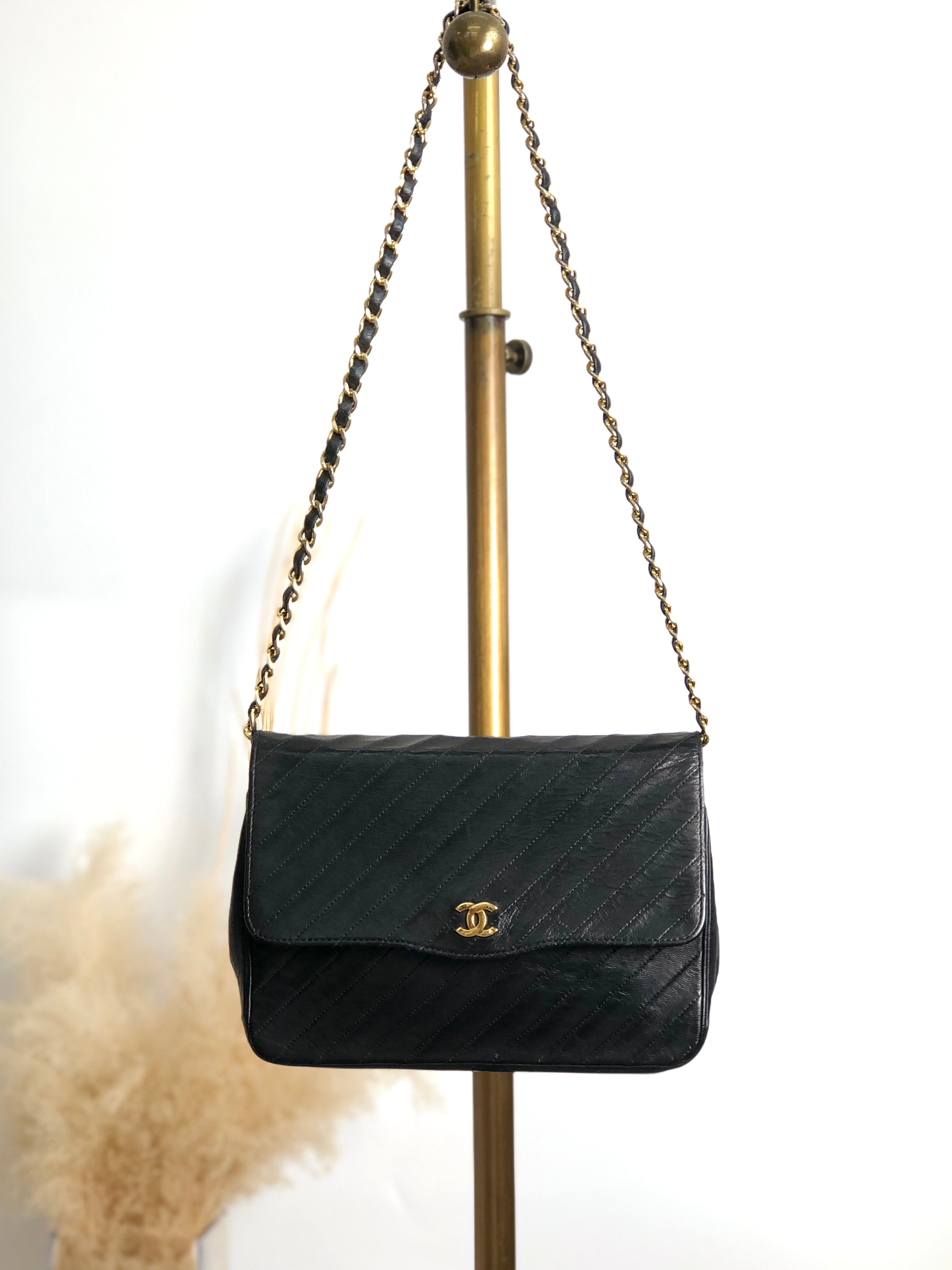 ヴィンテージCHANEL ブラック レザー ショルダーバッグ CHANEL シャネル ショルダーバッグ ブラック ココマーク レザー バイア