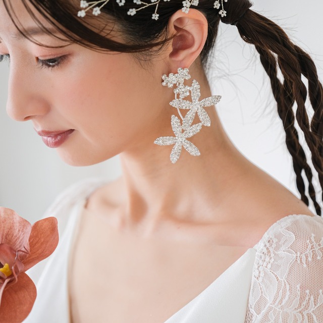 v7-pi59【ピアス】ブライダル ビジュー ショートフラワー シルバー
