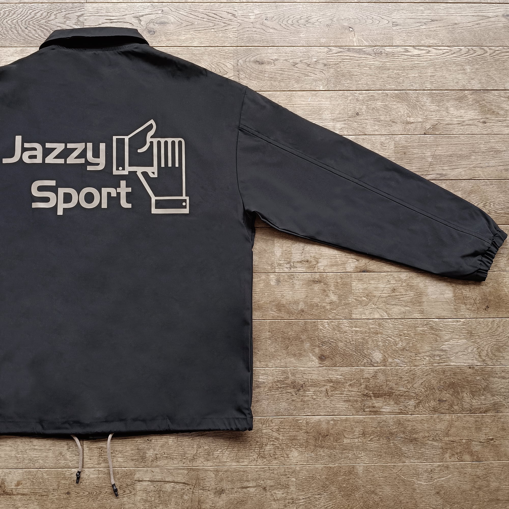 J.S. ロゴ コーチジャケット（ブラック／コヨーテ） | Jazzy Sport