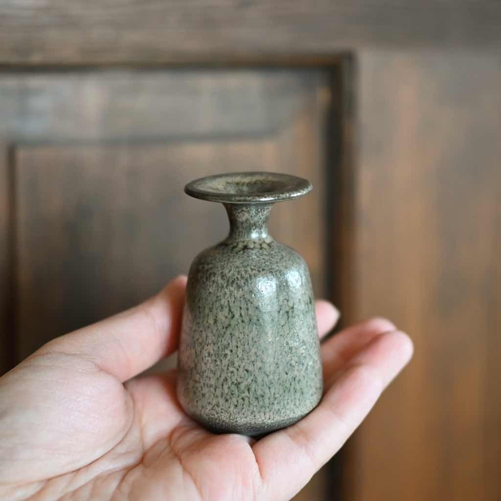 ちいさな陶器 ロウチ|グレー 灰色 小さい ミニ花瓶 フラワーベース 雑貨屋