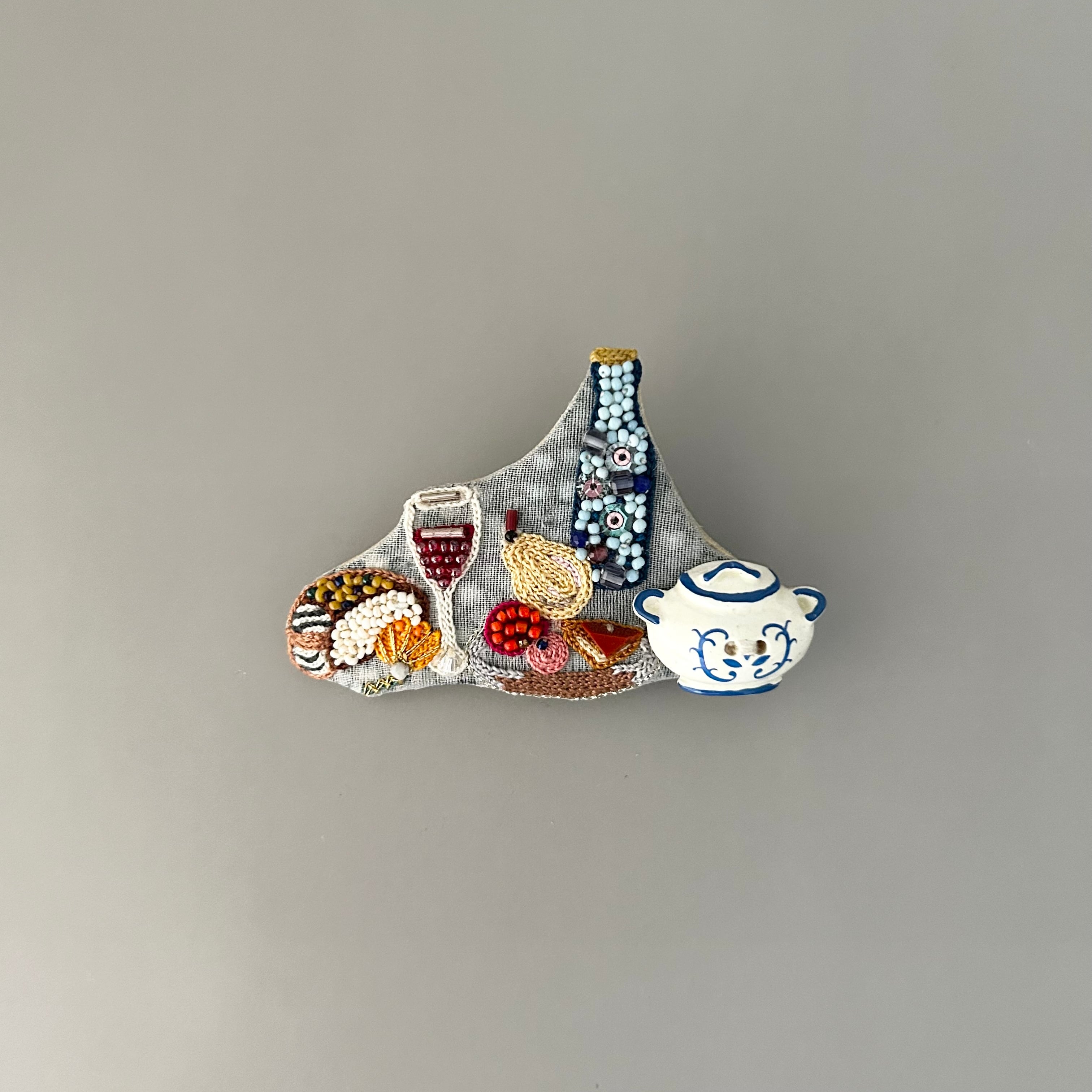 静物画<フランスの食卓>ブローチ