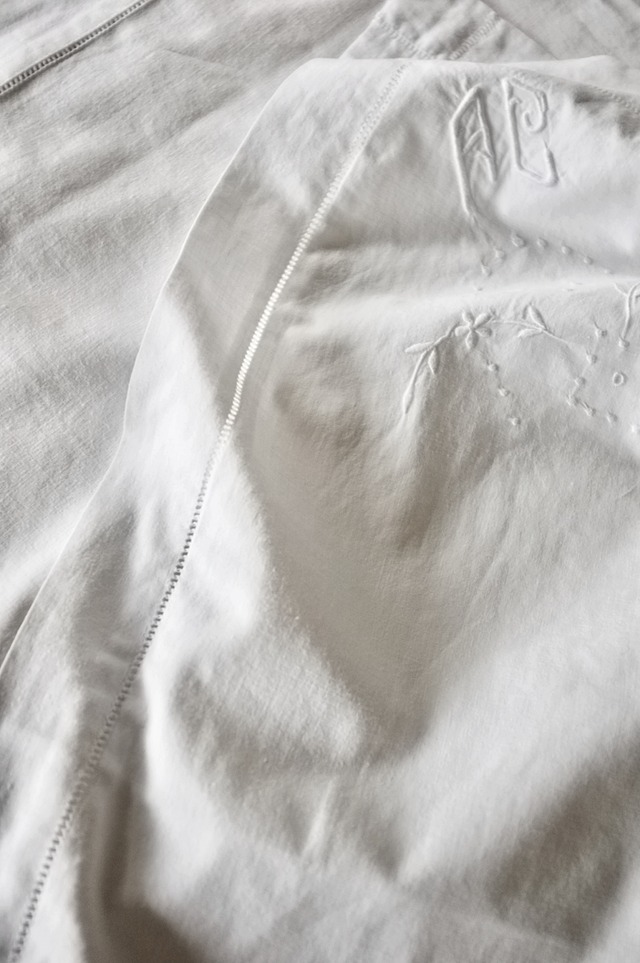 フランス 78c 白の花粉と白の花とモノグラムのあるクッションカバー アンティーク