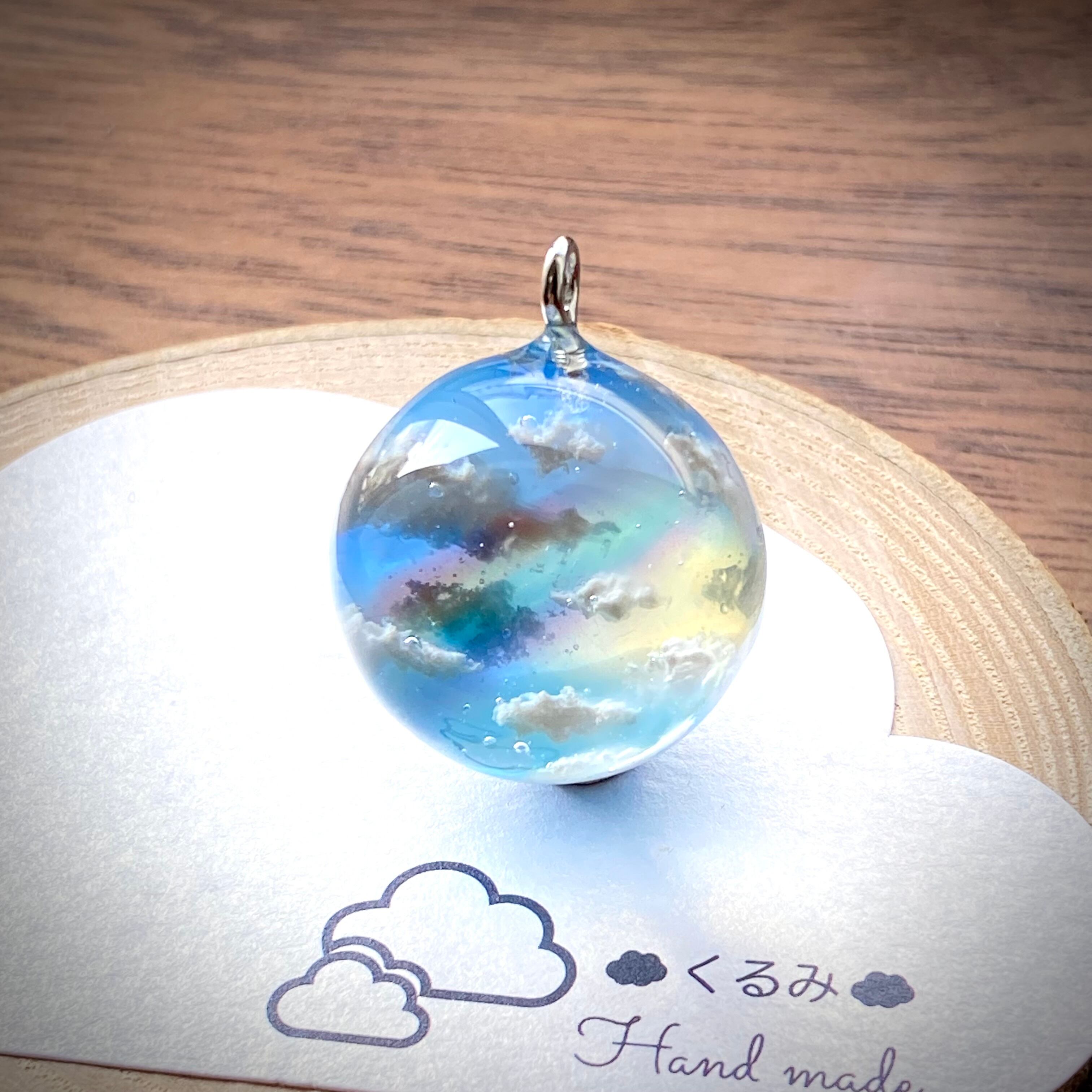空&雲ペンダント まん丸 青空にかかる虹 25mm 大きめ C