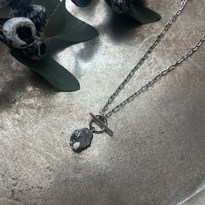 ステンレス　鉱石のシルバーネックレス