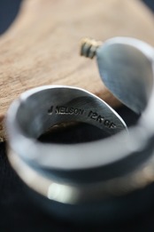 ナバホ族 J. Nelson（J・ネルソン）作フェザーゴールドラインリング