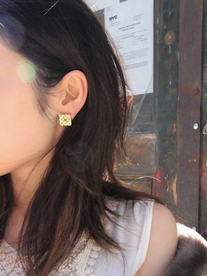 Matelassé pierced earrings | gold