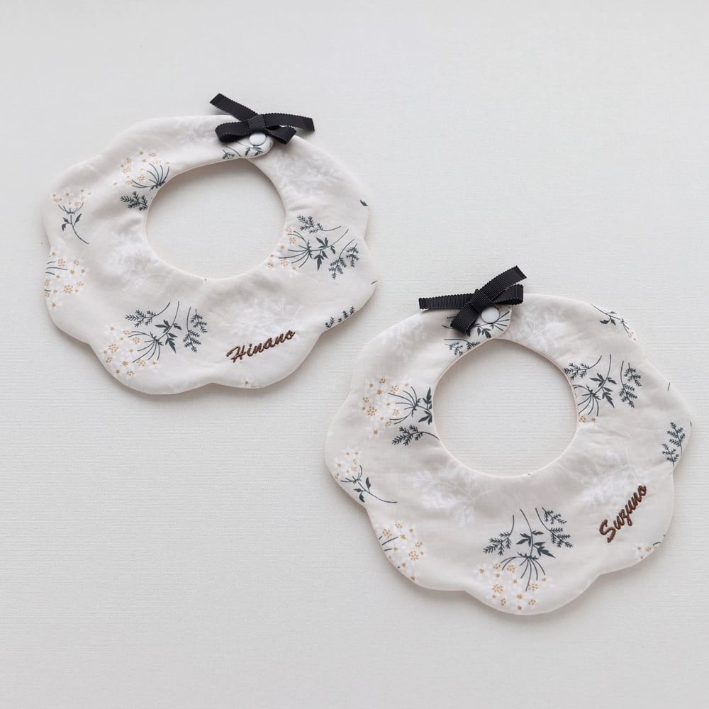 レースフラワーグレージュ 小さめ花スタイ 名入れ